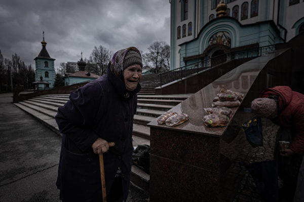烏克蘭東部戰事激烈。圖為卡爾科夫郊區一名痛失家園的婦女在教堂前痛哭。（香港戰地記者吳侃臻提供）