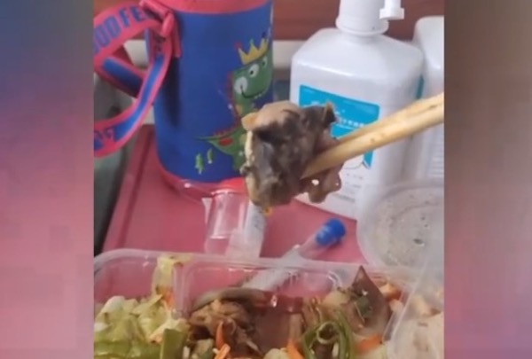 重慶市民在一食堂飯菜中吃出老鼠頭