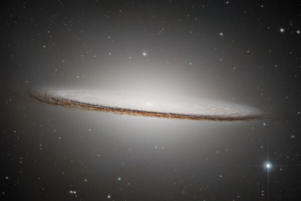 慶哈勃望遠鏡運行35年 草帽星系新視角圖曝光