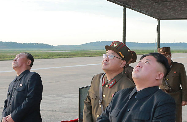 2017年9月16日，北韓官媒釋出一張照片。圖為金正恩在視察火星-12彈道導彈的發射。 （STR/AFP via Getty Images）