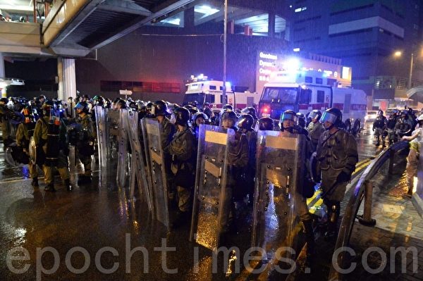 2019年8月25日，香港警力和2輛水炮車前進到嘉民達中心。（宋碧龍／大紀元）