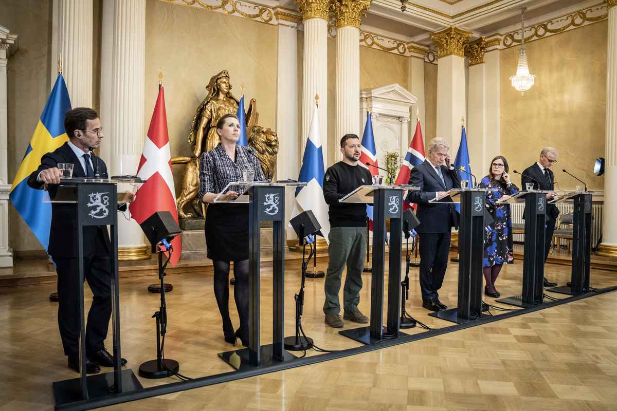 2023年5月3日，芬蘭赫爾辛基，烏克蘭總統澤連斯基（左三）突訪芬蘭，出席北歐五國（瑞典、丹麥、芬蘭、冰島及挪威）峰會。（Mads Claus Rasmussen/Ritzau Scanpix/AFP）