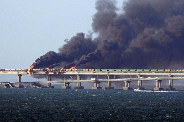 2022年10月8日，克里米亞大橋發生爆炸，給在烏克蘭作戰的俄軍帶來後勤挑戰。圖為大橋爆炸後冒出滾滾黑煙。（Photo by AFP）