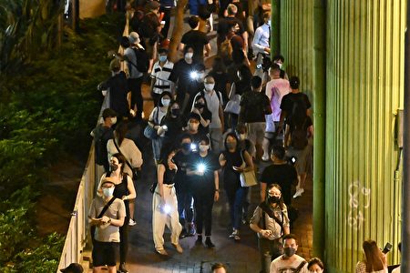 入夜後，維園外圍有不少市民舉起燭光步行。（香港大紀元）