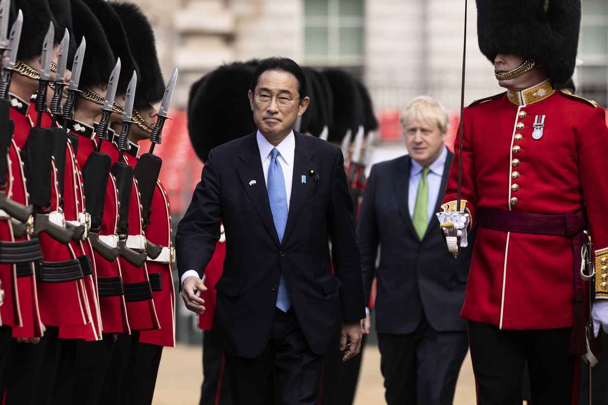 2022年5月5日，英國倫敦，英國首相約翰遜（後）在威斯敏斯特宮安排儀仗隊，歡迎日本首相岸田文雄（前）。（Dan Kitwood/Getty Images）