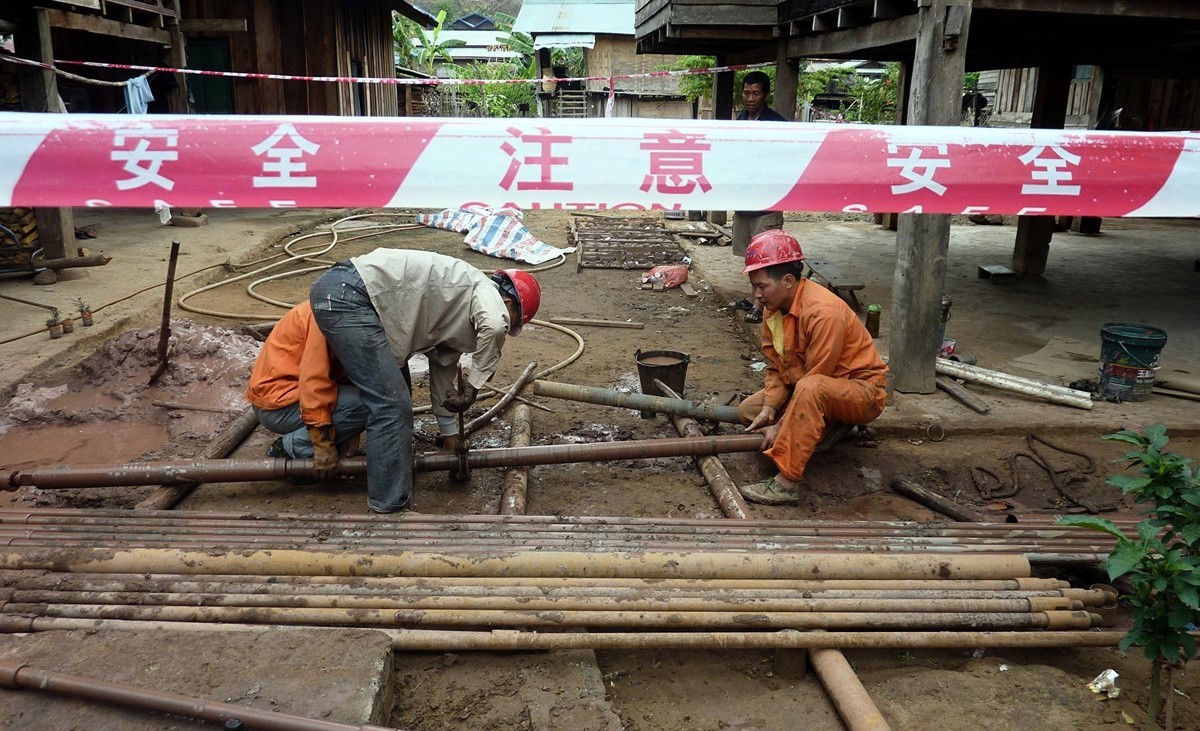 ​《日經亞洲評論》報道說，老撾已經墜入中共的債務陷阱。圖為2011年3月11日，中國工人在老撾北部為鐵路的興建做準備工作。（HOANG DINH NAM/AFP via Getty Images）