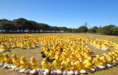 2025年10月11日,澳洲法輪功學員在悉尼水濱公園Jubilee Park舉行排字活動。(沈科/大紀元)