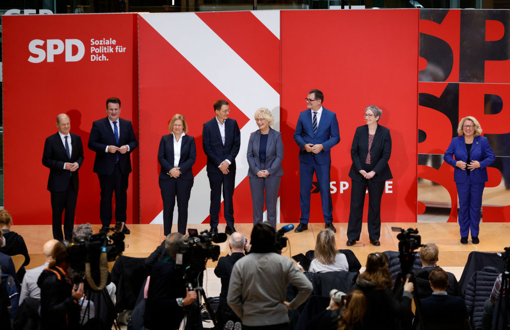2021年12月6日，德國候任總理朔爾茨公布了社民黨籍內閣成員。圖為朔爾茨（左一）在介紹各位新任社民黨籍部長。（Odd Andersen/AFP via Getty Images）
