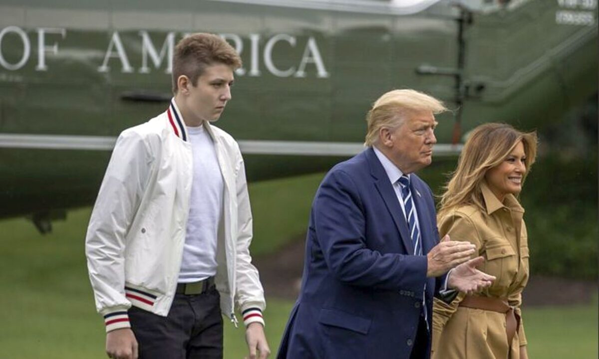 2020年8月16日，巴倫．特朗普（Barron Trump）、總統唐納德．特朗普（Donald Trump）和第一夫人梅拉尼婭．特朗普（Melania Trump）在華盛頓白宮的南草坪上同行。（Tasos Katopodis/Getty Images）