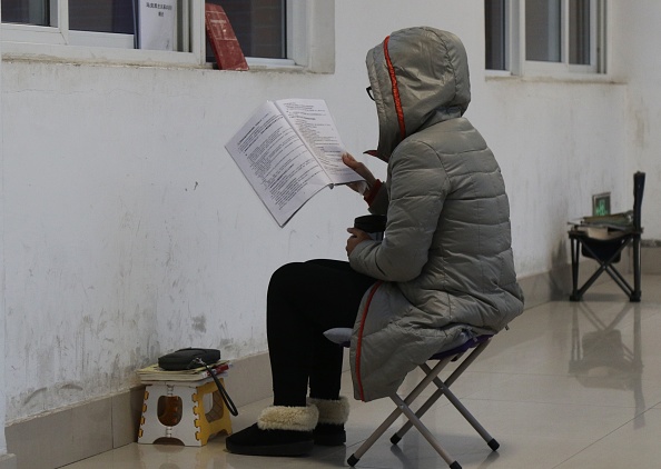 近日，河南一名女子因拒絕相親，被介紹人打傷入院。圖為一名大學生在走廊裏學習。（AFP via Getty Images）
