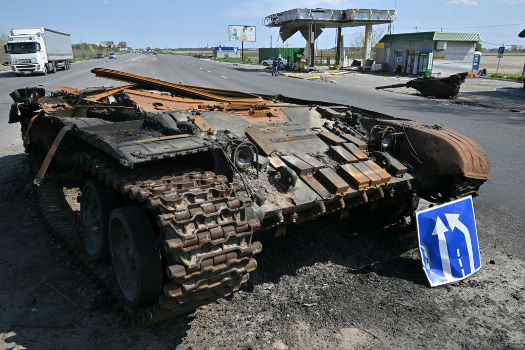 圖攝於2022年5月2日，在基輔東北部的Skybyn村，發現一輛俄羅斯坦克殘骸。（Sergei Supinsky/AFP）