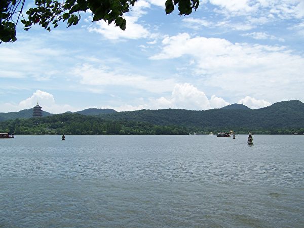 西湖有三潭印月傳說，其中之一和蛇妖有關。（Pixabay）