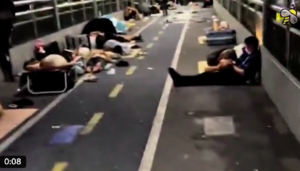 深圳龍華車站鐵欄圍封 疑為驅趕露宿者