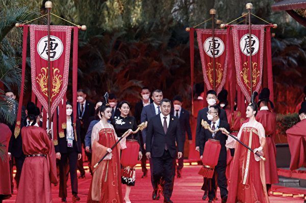 5月18日，吉爾吉斯總統薩德爾·賈帕羅夫和夫人艾古爾·賈帕羅娃抵達陝西省西安市,參加中國-中亞峰會歡迎儀式。（FLORENCE LO / POOL / AFP）