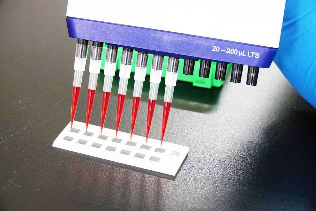 成功大學26日宣布，團隊研發出「蛋白晶片」， 一滴血就可檢測出疫苗效力。（成功大學提供）