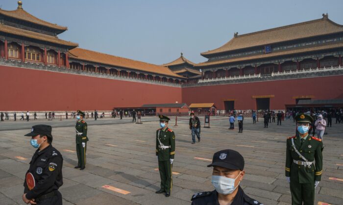 2020年5月1日，中國武警和保安站在北京紫禁城入口前。（Kevin Frayer/Getty Images）