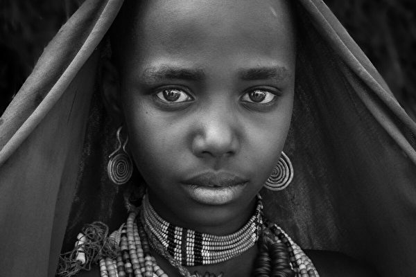 「非洲的人民文化和社區」(People Cultures and Communities of Africa)類別獲獎照片,西蒙娜‧奧斯本(Simone Osborne)的「阿莫爾女孩」(The Abore Girl)。(由Wilderness Safaris提供)
