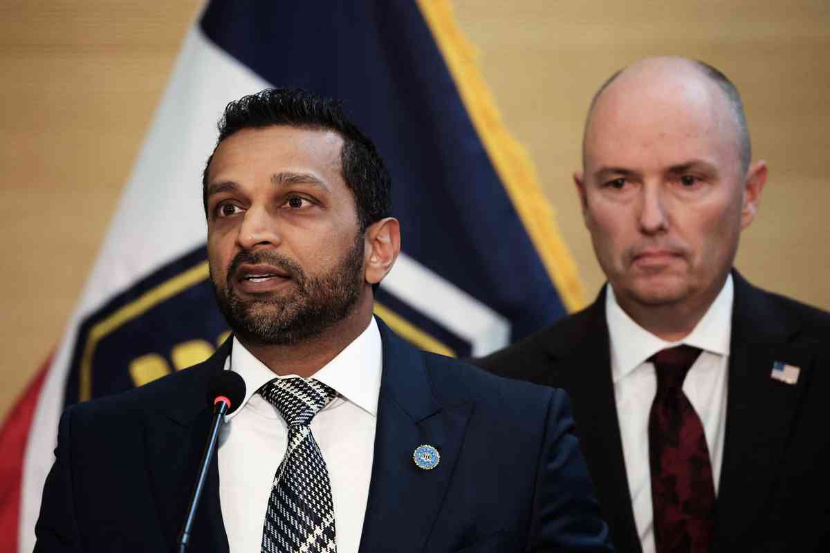 2025年9月12日,美國猶他州奧勒姆(Orem),聯邦調查局(FBI)局長帕特爾(Kash Patel,左)在記者會上發言,猶他州長斯賓塞‧考克斯(Spencer Cox)在旁聆聽。當天,美國總統特朗普宣布,經過大規模追捕後,涉嫌槍殺保守派活動家查理‧柯克(Charlie Kirk)的疑犯已被拘押。(Patrick T. Fallon/AFP via Getty Images)