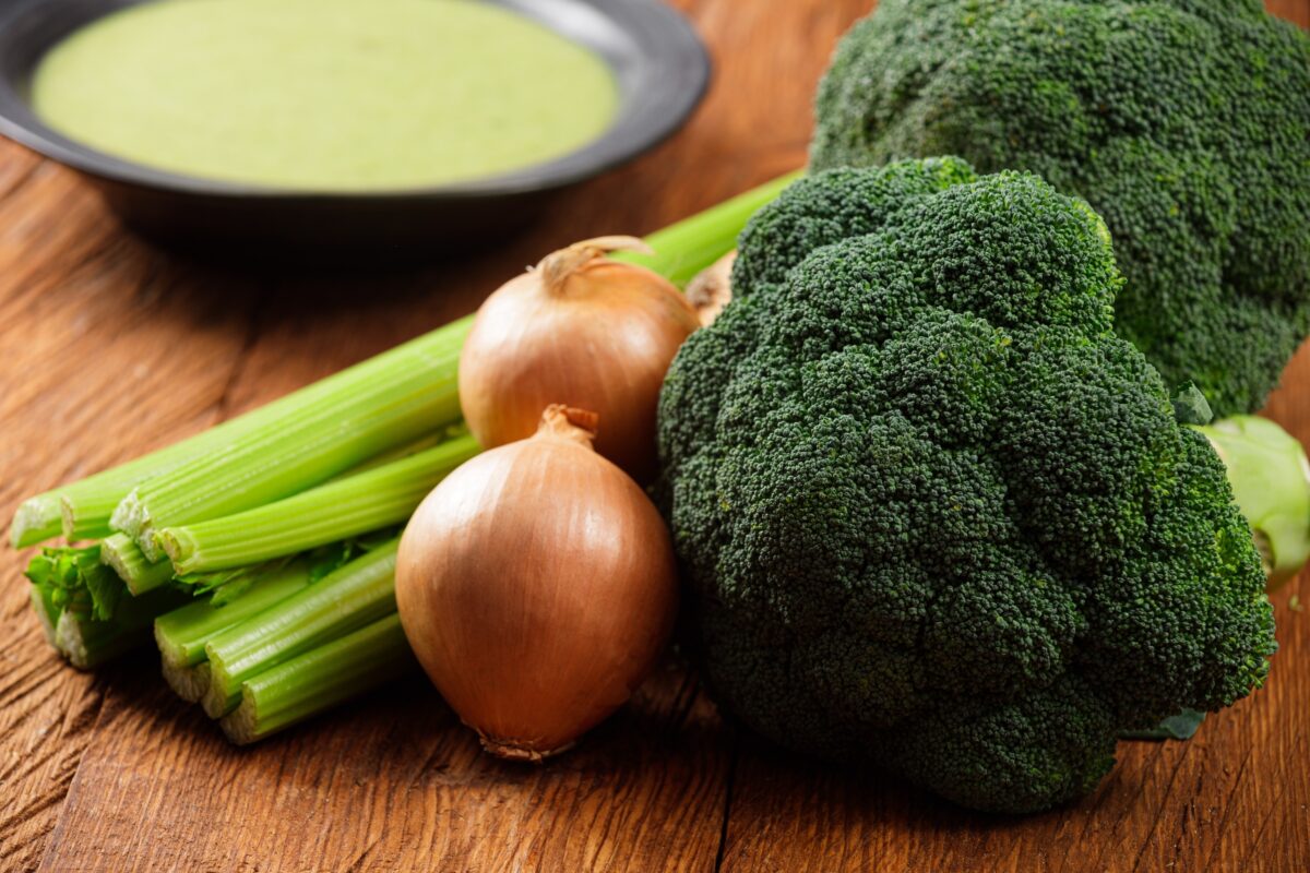 預防癌症最好的兩個蔬菜家族分別為十字花科，如西蘭花等，還有洋蔥科，如大蒜、洋蔥和韭菜等。（Shutterstock）