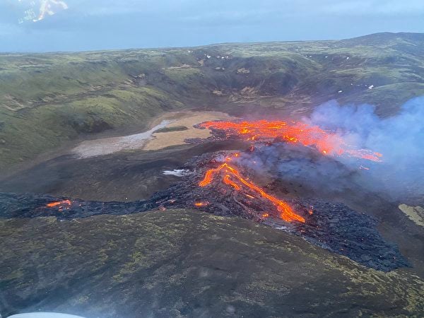 這座火山噴出紅色的岩漿。（ICELANDIC COAST GUARD/AFP via Getty Images）