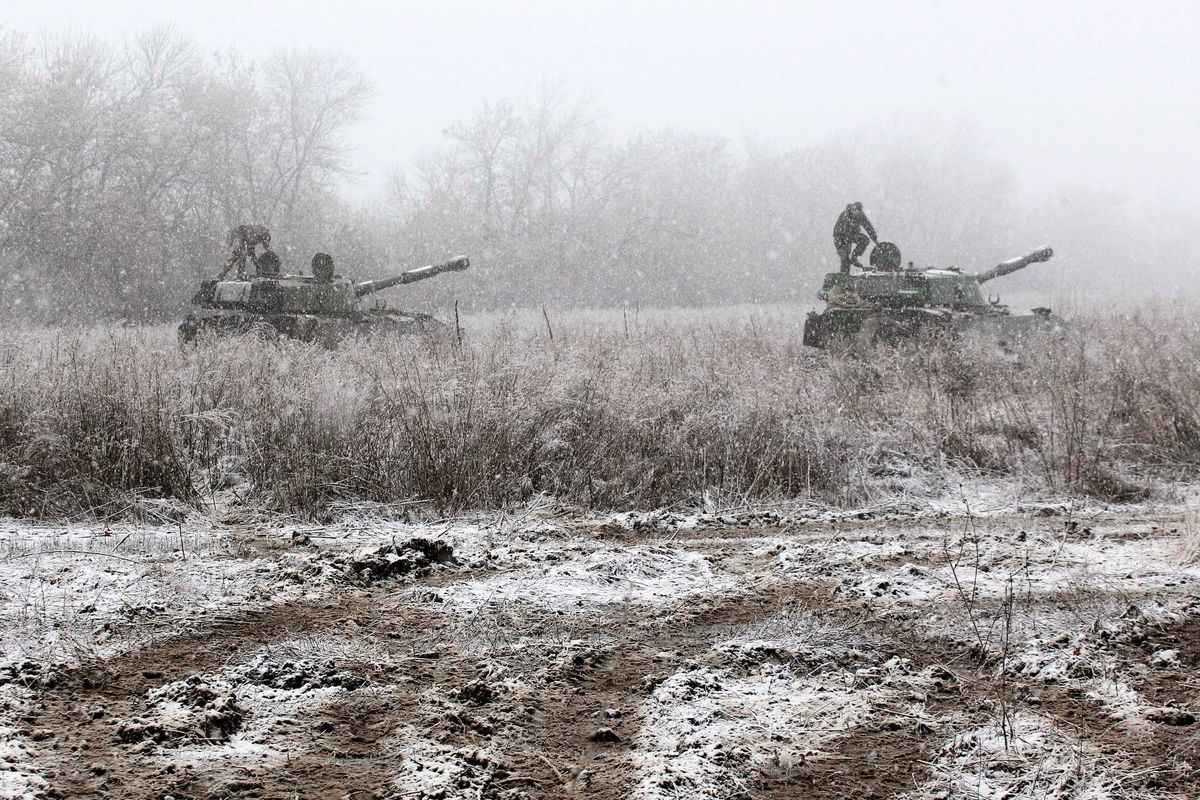 俄羅斯發起戰爭，遇到烏克蘭人頑強抵抗，西方發起嚴厲制裁。圖為烏克蘭砲兵於2022年3月2日在盧甘斯克地區防守陣地。 （ANATOLII STEPANOV/AFP via Getty Images）