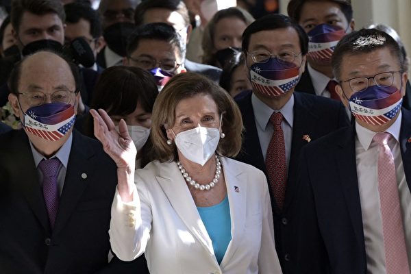 2022年8月3日早近9點，來訪的美國眾議院議長佩洛西（Nancy Pelosi）抵達台灣立法院。（Sam Yeh/AFP）