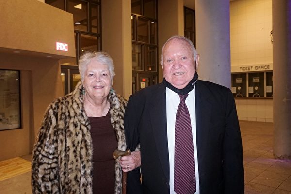 2021年11月1日，德州農工大學（Texas A&M University）研究中心合夥人Bobby Eddleman與妻子Maxine Boudreaux在阿爾伯克基的波普喬伊廳（Popejoy Hall）觀賞了神韻演出。（文燁／大紀元）