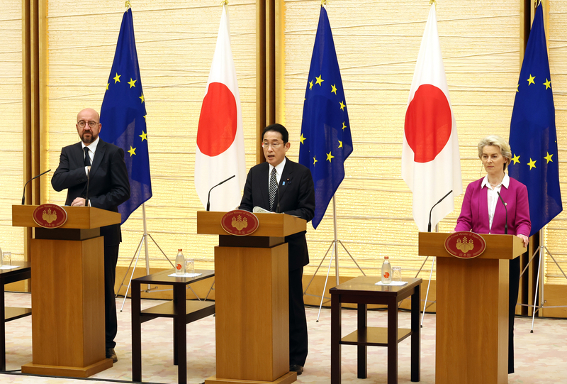 日本首相岸田文雄（中）2022年5月12日與歐盟理事會主席米歇爾（左）及歐盟執委會主席馮德萊恩（右）舉行日本與歐盟定期領袖會談。日本首相岸田文雄12日與歐盟理事會主席及歐盟執委會主席舉行「日歐盟峰會」並發表聯合聲明，強調台灣海峽和平穩定極為重要。岸田說，世界不論是何處，都絕不容許以武力片面改變現狀。（Yoshikazu Tsuno - Pool/Getty Images）