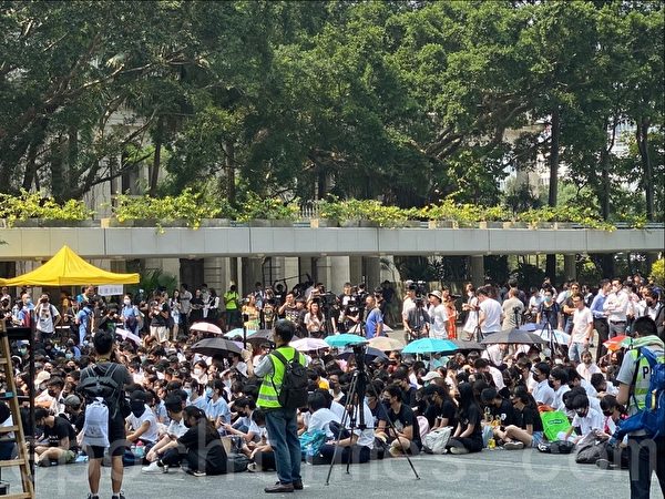 2019年09月30日，香港中學生在遮打遮打花園罷課集會，擬再「三罷」促政府回應。（駱亞／大紀元）