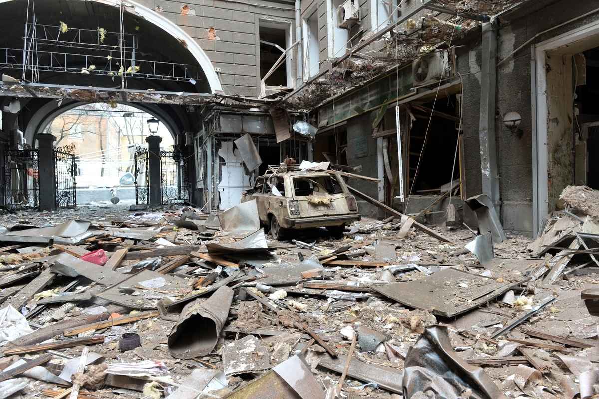 2022年3月2日，俄軍炮擊烏克蘭第二大城市哈爾科夫的憲法廣場（Constitution Square）後，一棟建築建築物入口處被炸毀。（SERGEY BOBOK/AFP via Getty Images）