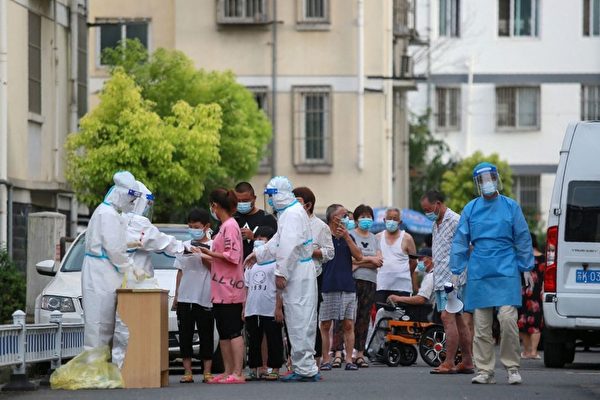 2021年8月3日，江蘇省揚州市爆發數月來最嚴重疫情，居民排隊做中共病毒核酸檢測。（STR/AFP via Getty Images）