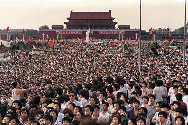 圖為1989年6月2日，北京，學生聚集在天安門前廣場。（Catherine Henriette/AFP/Getty Images）