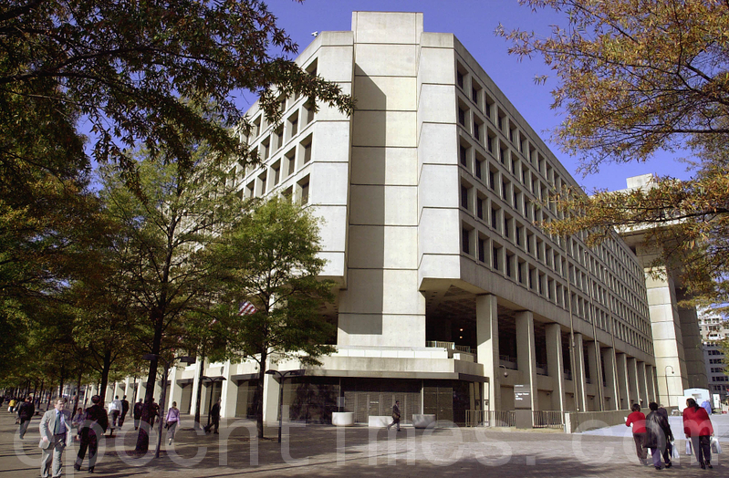 美國聯邦調查局（FBI）多次警告美國大學，小心那些代表中共進行竊密的訪問學者。圖為座落在D.C.的賓夕凡尼亞大道上的聯邦調查局（FBI）胡佛大樓。（圖片來源：JOYCE NALTCHAYAN/AFP/Getty Images）