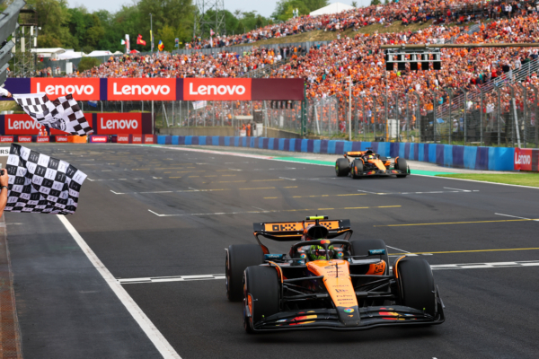 2025年8月3日,F1大獎賽匈牙利站正賽,麥拿侖英國車手羅禮士(Lando Norris)採用「一停」策略,力壓隊友、澳洲車手皮亞斯特利(Oscar Piastri)率先衝線。圖為羅禮士駕駛麥拿侖賽車率先衝線瞬間。(Clive Rose/Getty Images)