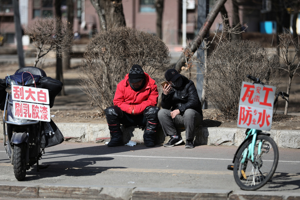 日益加大的城鄉差距，和中共高喊的「共同富裕」背道而馳。2021年2月25日，遼寧省瀋陽市，農民工在路邊招攬工作。（STR/AFP）