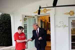 外賣員白宮送麥當勞快餐 特朗普親提取並給百元小費