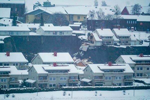 圖片顯示，一些房屋懸在大坑的邊緣。（Photo by FREDRIK HAGEN/NTB/AFP via Getty Images）