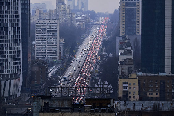 2022年2月24日，俄軍發動襲擊後，烏克蘭首都基輔大量居民駕車離開城市。（Pierre Crom/Getty Images）