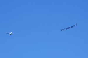 「拒絕中共」巨大橫幅飛行西澳上空
