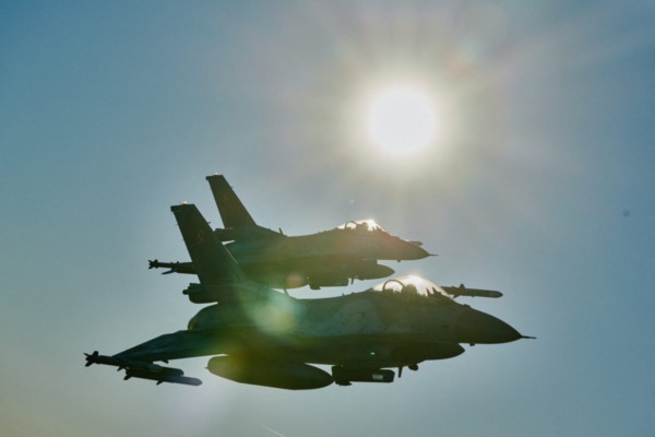 2022年10月12日,F-16戰鬥機在波蘭拉斯克空軍基地附近參加北約空中演習。(Radoslaw Jozwiak/AFP via Getty Images)