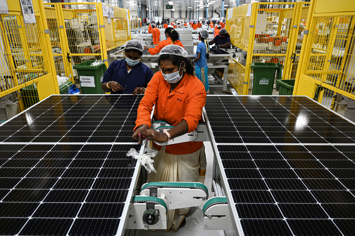 圖為印度的太陽能板工廠。（Arun SANKAR/AFP）