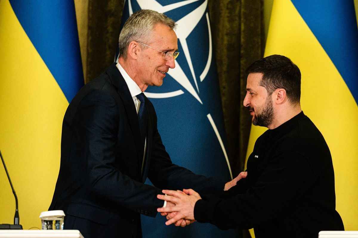 2023年4月20日，俄羅斯持續入侵烏克蘭之際，北約負責人斯托爾滕貝格（Jens Stoltenberg，左）在基輔舉行的聯合新聞發布會結束時與烏克蘭總統弗拉基米爾·澤連斯基（Volodymyr Zelensky）握手。（DIMITAR DILKOFF/AFP via Getty Images）