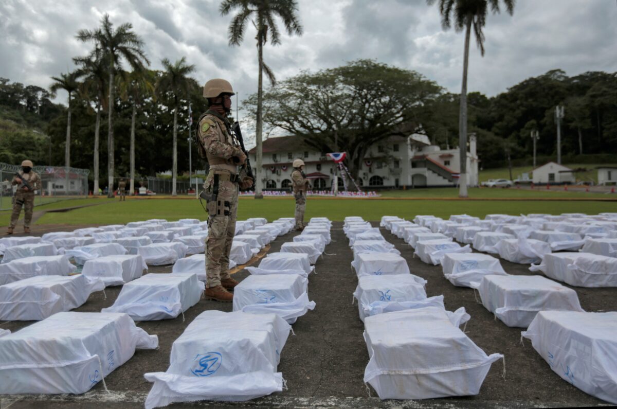 2021年10月30日，巴拿馬海空巡署（SENAN）在緝毒行動中繳獲大量毒品。（ROGELIO FIGUEROA/AFP via Getty Images）