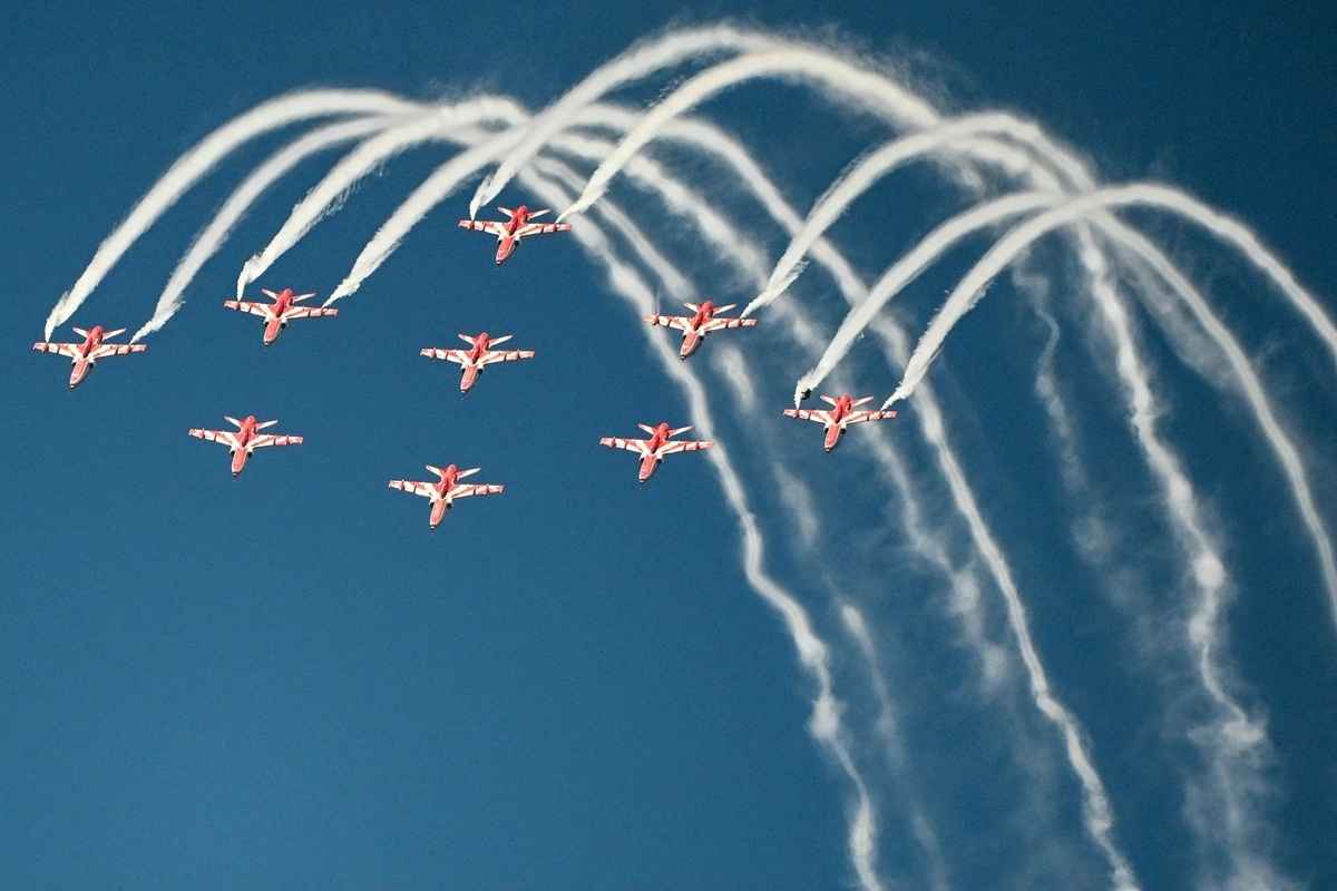 2025年2月11日,在印度班加羅爾耶拉漢卡空軍基地舉行的第15屆印度航空展上,印度空軍「陽光」飛行表演隊(Surya Kiran aerobatics team)做飛行表演。(Arun Sankar/AFP via Getty Images)