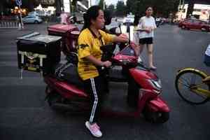 中國年輕人就業難 北大畢業生送外賣引關注