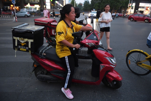 中國年輕人就業難 北大畢業生送外賣引關注