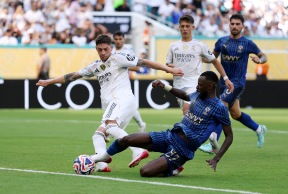 2025年6月18日,FIFA俱樂部世界盃(世俱盃)小組賽H組首輪,總身價排名第一的西甲豪門皇家馬德里與沙特球隊利雅得新月1:1難分勝負,爆出本屆世俱盃開賽以來的最大冷門。圖為雙方球員在比賽中拼搶瞬間。(Dan Mullan/Getty Images)