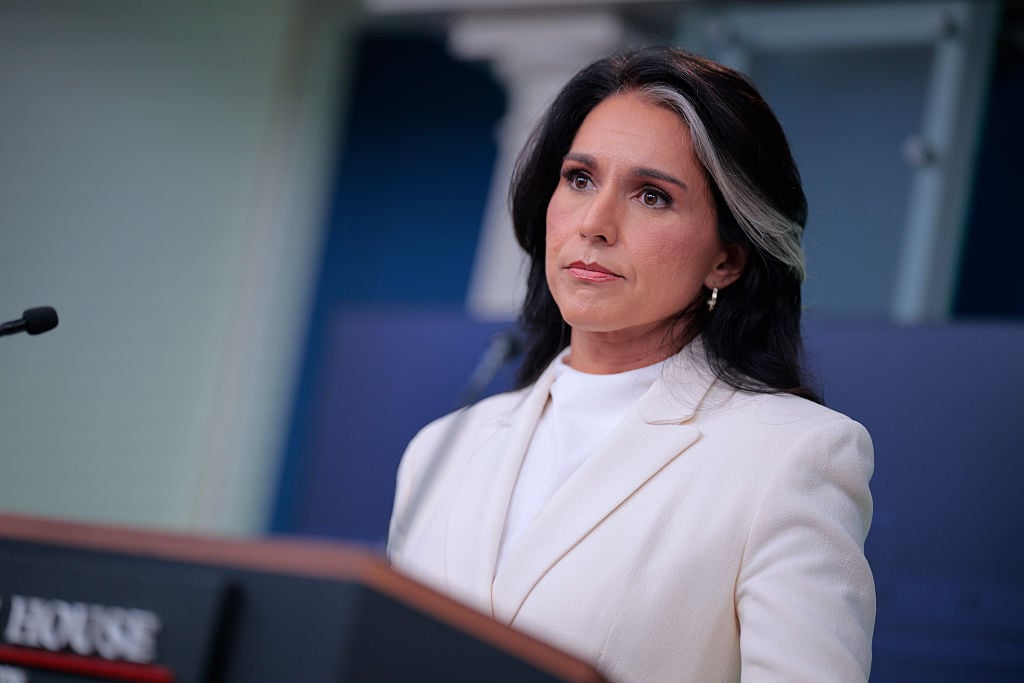 2025年7月23日,美國國家情報總監加巴德(Tulsi Gabbard)在白宮布雷迪簡報室向記者發表談話。加巴德公布了一份2017年由眾議院常設情報委員會發布的報告,稱該報告削弱了奧巴馬政府時期情報機構關於「俄羅斯支持唐納‧特朗普當選2016年總統」的結論。(Chip Somodevilla/Getty Images)