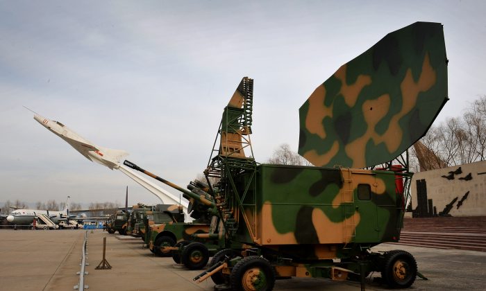 2013年12月，北京博物館展出的中國軍用雷達設備。中國正開發用於癱瘓和摧毀美軍通信系統的技術。（Mark Ralston/AFP/Getty Images）
