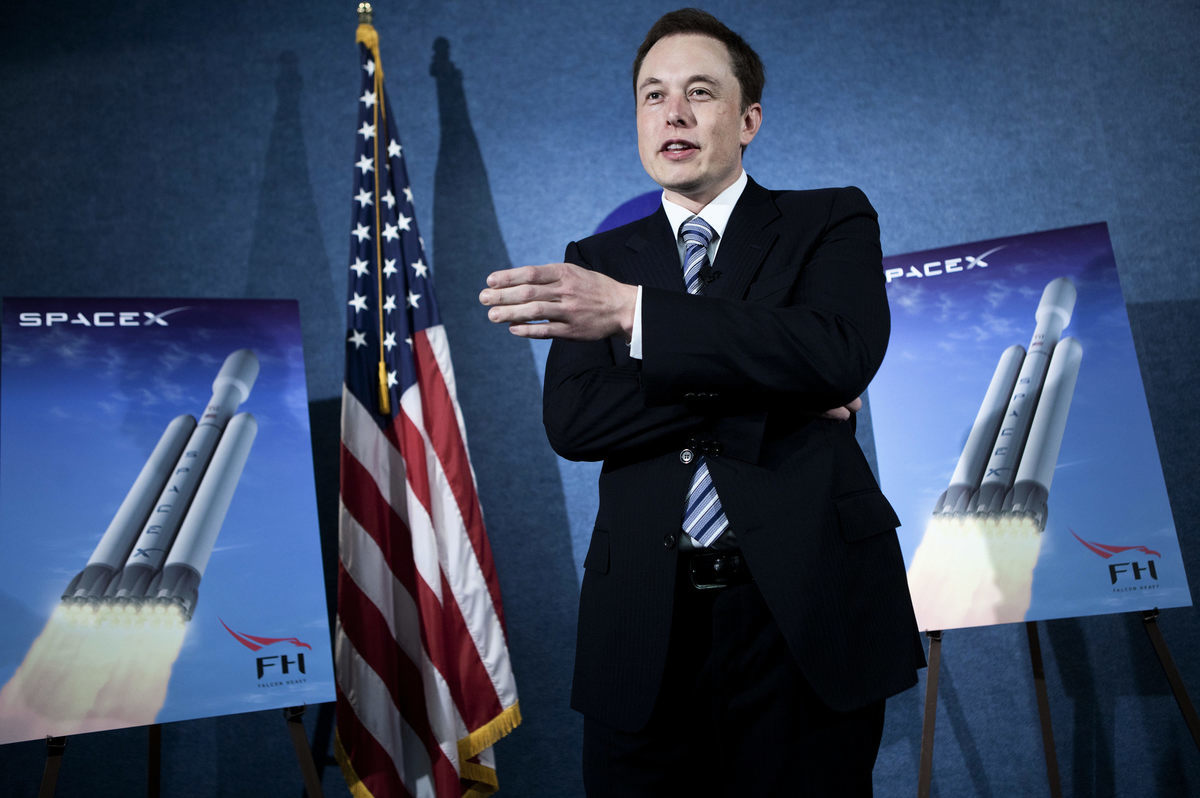 圖為Tesla行政總裁馬斯克。（Brendan Smialowski/Getty Images）